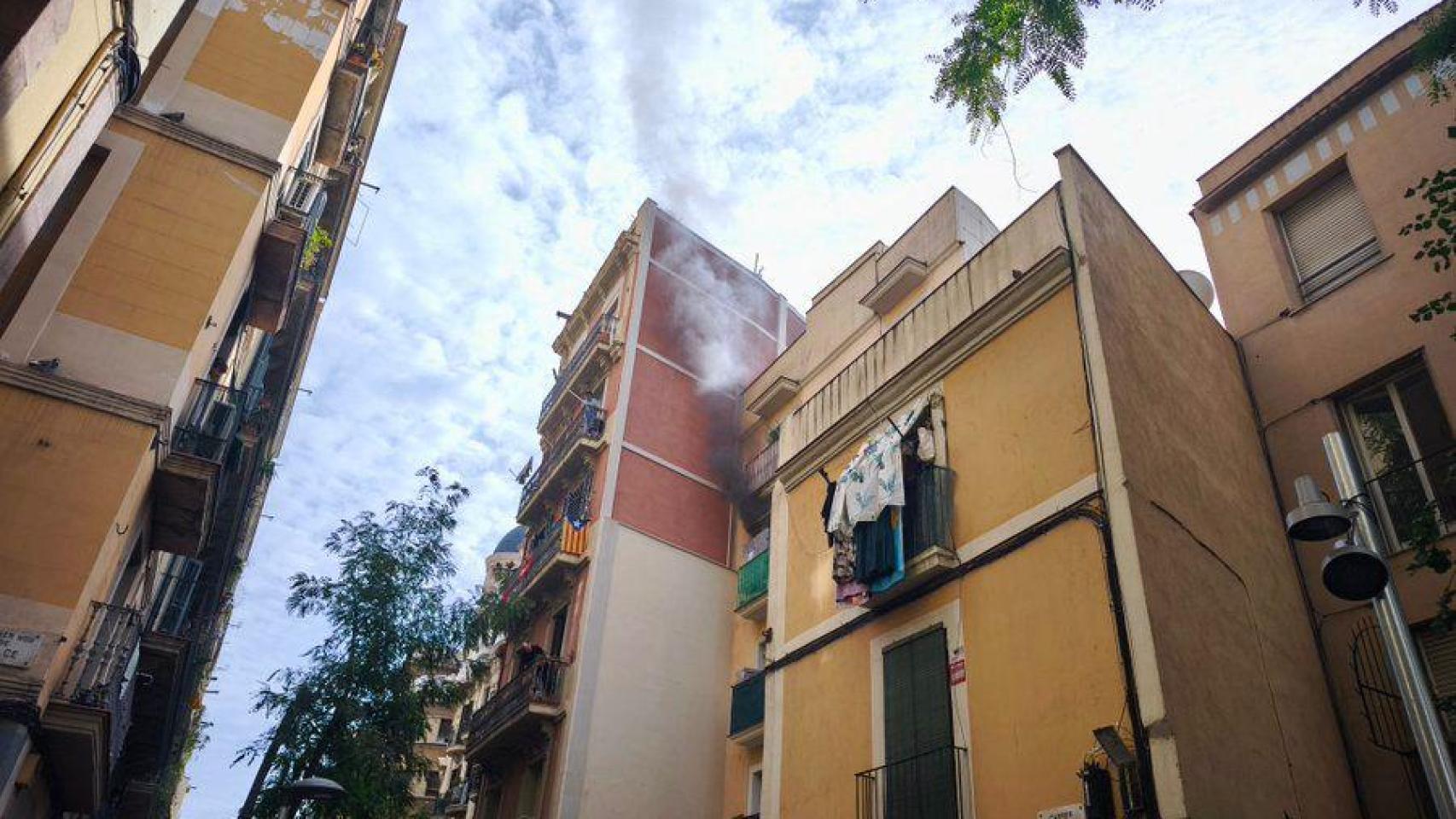 Incendio en un piso del Raval por la deficiente instalación eléctrica: rescatan a tres gatos y un perro