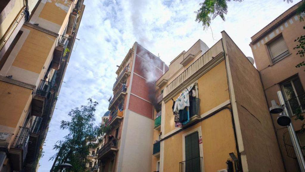 Incendio en un piso del Raval: rescatan a tres gatos y un perro