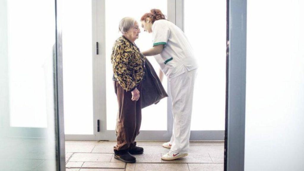 Una trabajadora con una persona mayor