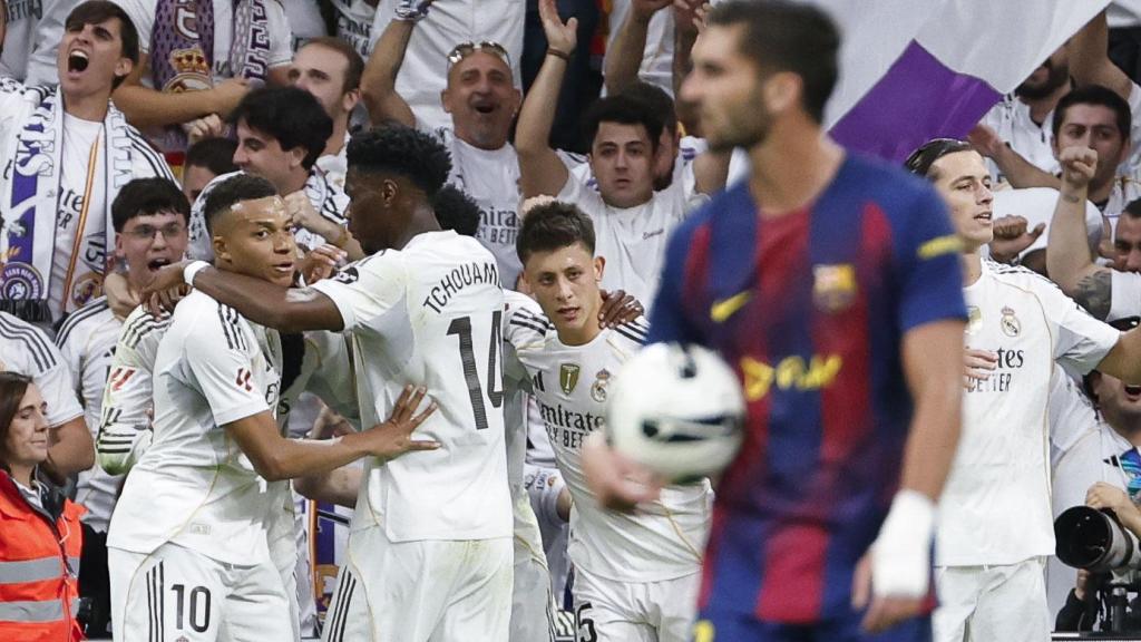 Ferran Torres recoge el balón tras el gol de Jude Bellingham en el clásico Real Madrid-Barça
