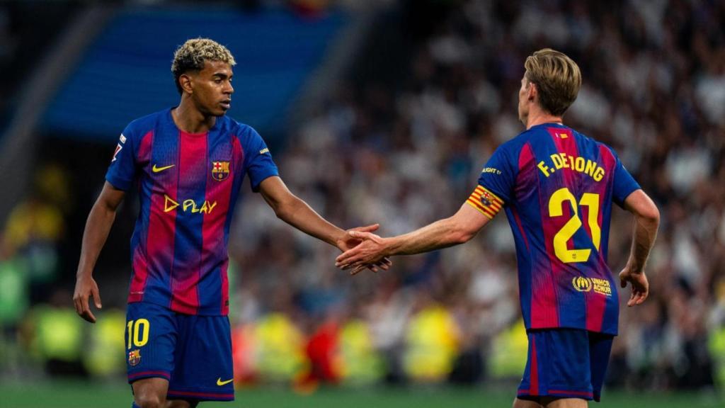 Lamine Yamal choca la mano con Frenkie de Jong durante el clásico Real Madrid-Barça