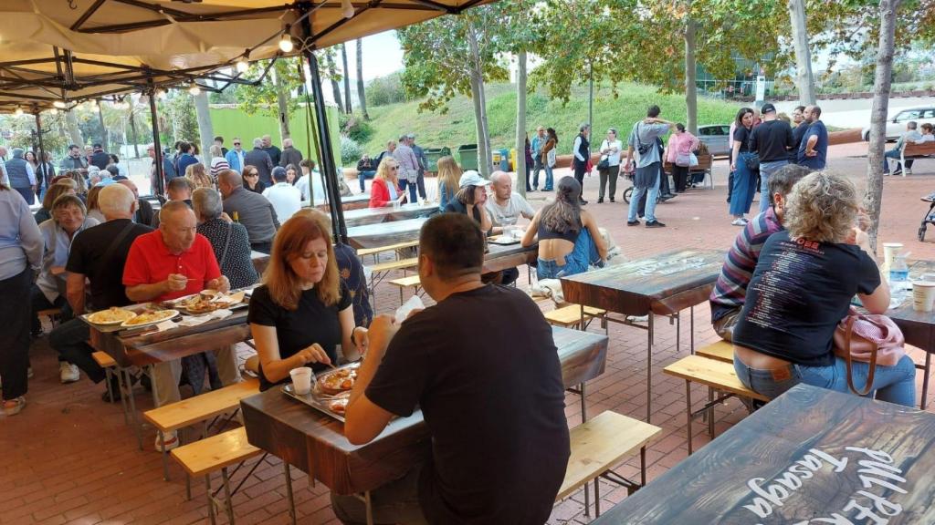 Visitantes de la 'Festa do Pulpo e Marisco' en Santa Coloma