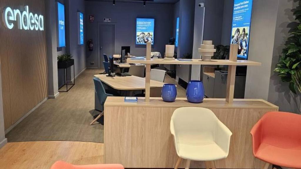Interior de la nueva oficina de Endesa en Sant Adrià
