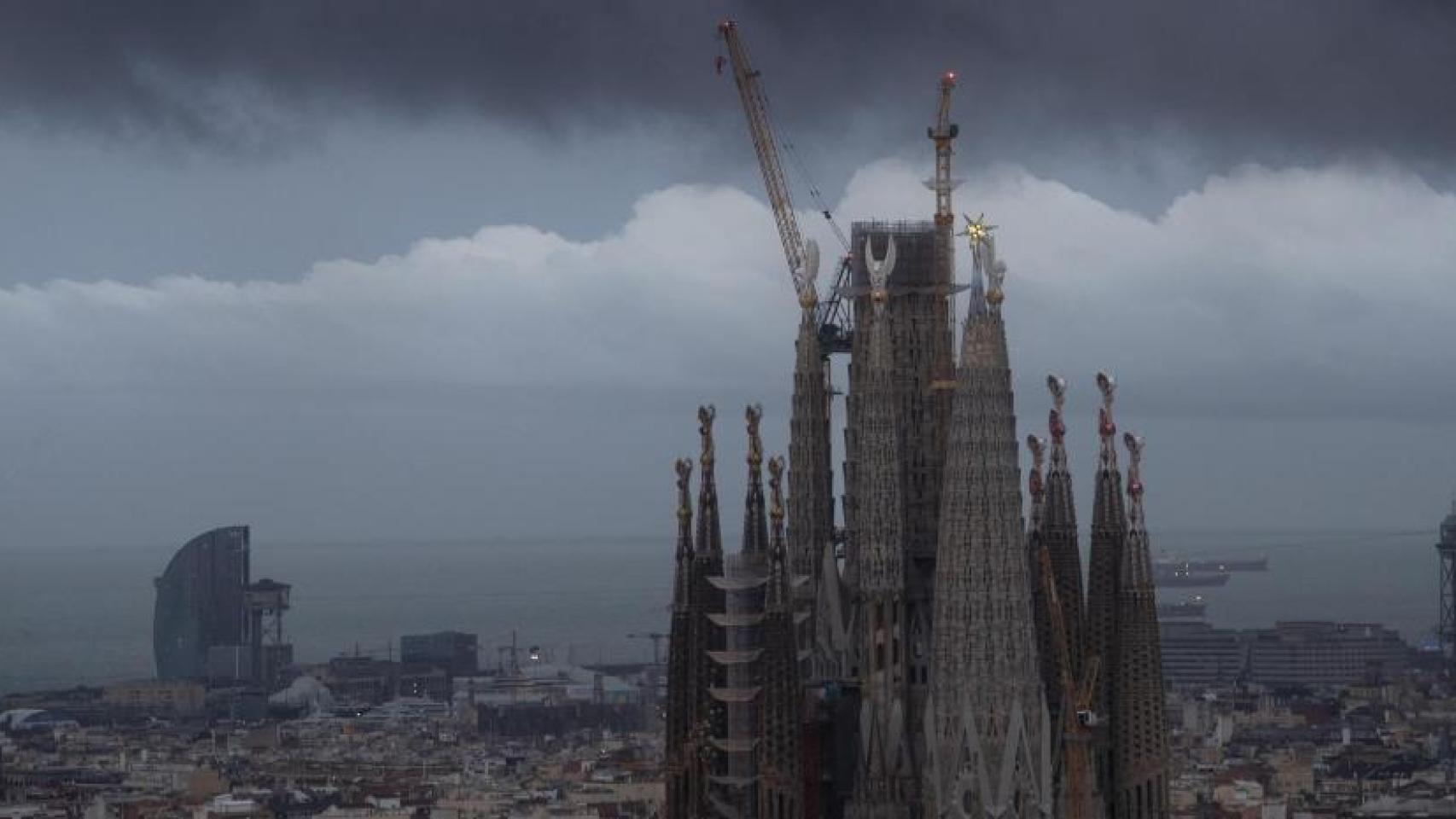 La Sagrada Família rodeada de nubes que amenazan lluvia en Barcelona