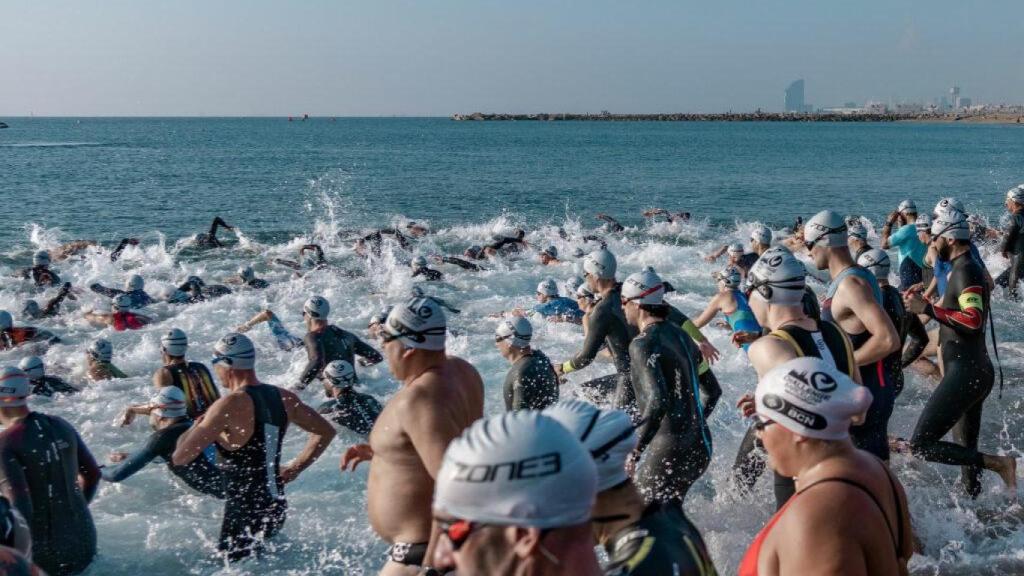 Barcelona se convierte en la capital del triatlón: miles de atletas toman la ciudad
