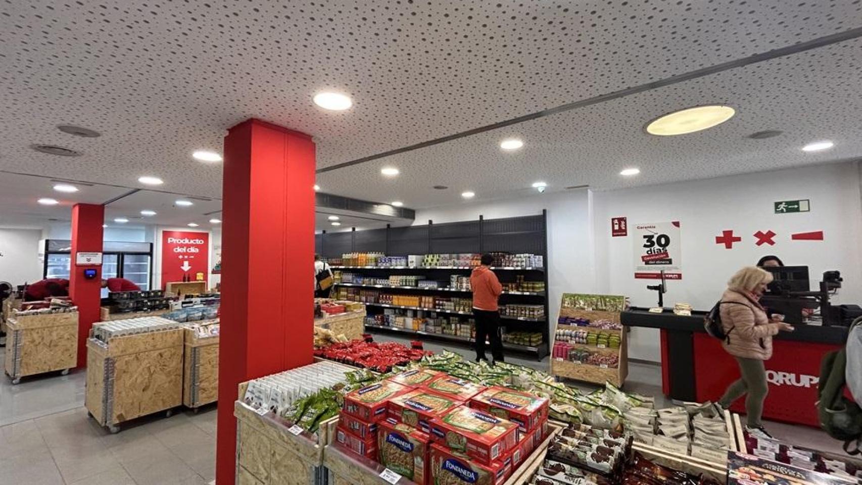 Interior de 'Sqrups', el supermercado más barato de Barcelona