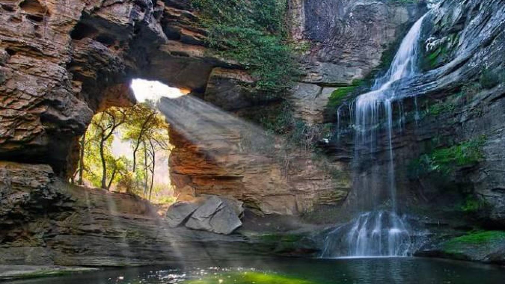 La ruta a una hora y media de Barcelona con una preciosa cascada: perfecta para hacer en familia