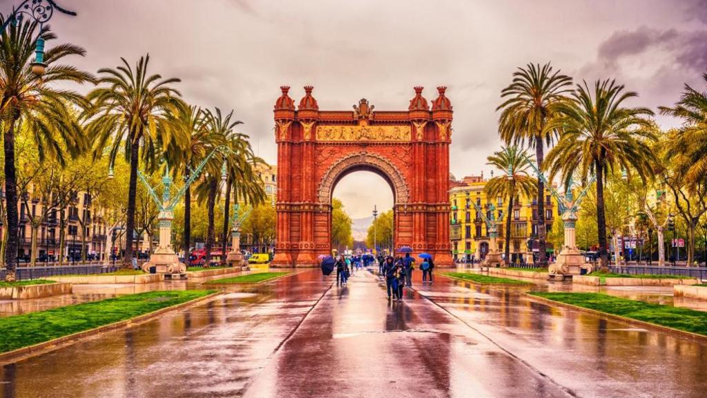 El Arc de Triomf de Barcelona en un día lluvioso