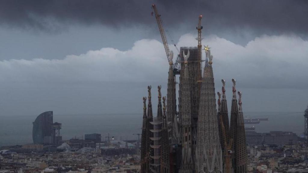 La Sagrada Família rodeada de nubes que amenazan lluvia en Barcelona