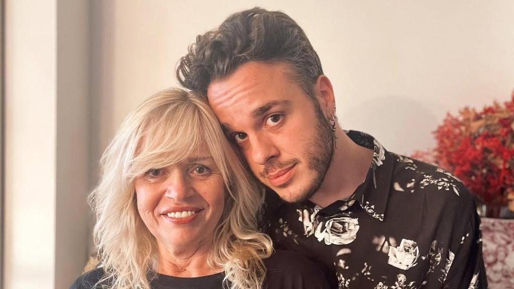 Eloy, junto a su madre