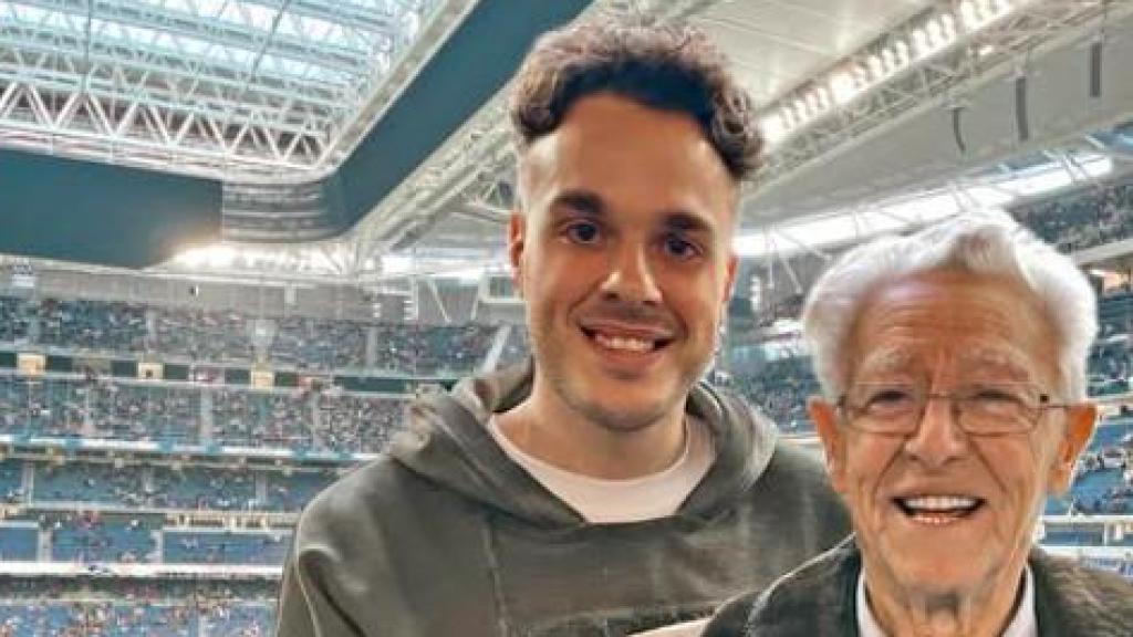 Eloy junto a su abuelo, al que ovacionaron en el Palau Sant Jordi