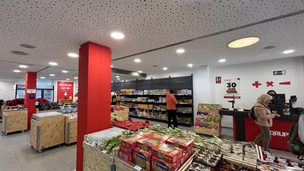 Interior de 'Sqrups', el supermercado más barato de Barcelona