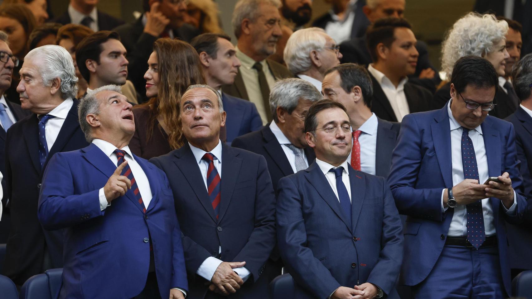 Joan Laporta y Rafa Yuste, en el palco del Santiago Bernabéu durante el clásico Real Madrid-Barça