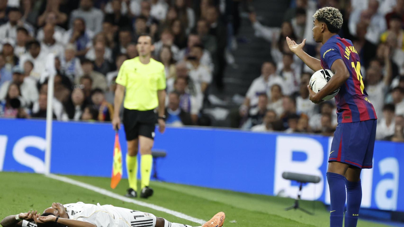 Lamine Yamal protesta por una falta durante el clásico contra el Real Madrid