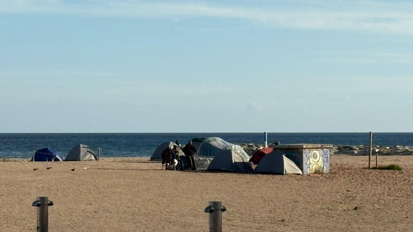 Las tiendas de campaña de la playa del Litoral de Sant Adrià