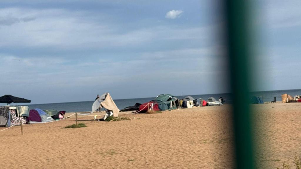Acampados en la playa del Litoral de Sant Adrià