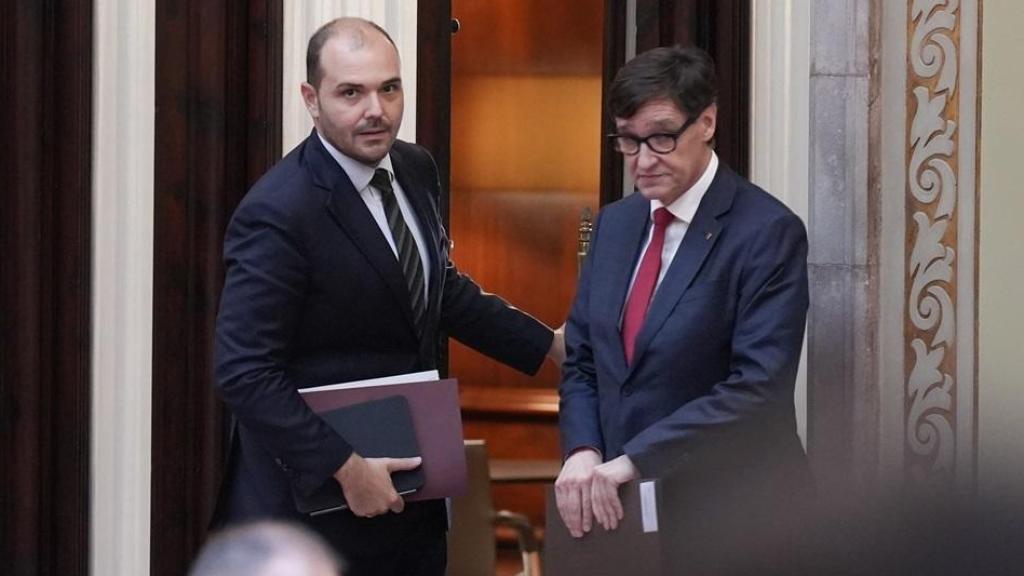 El presidente de la Generalitat, Salvador Illa (c), y el conseller de la Presidència, Albert Dalmau (i), llegan a la primera jornada del Debate de Política General, en el Parlament de Catalunya, a 7 de octubre de 2025, en Barcelona