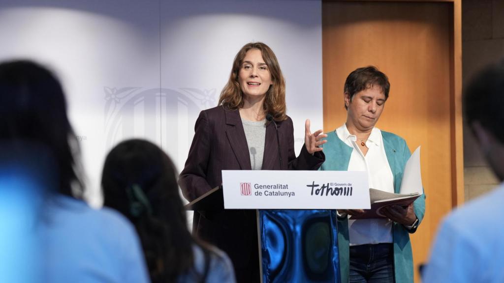 La presidenta de los Comuns en el Parlament, Jéssica Albiach, y la diputada Susana Segovia durante una rueda de prensa tras una reunión en materia de vivienda