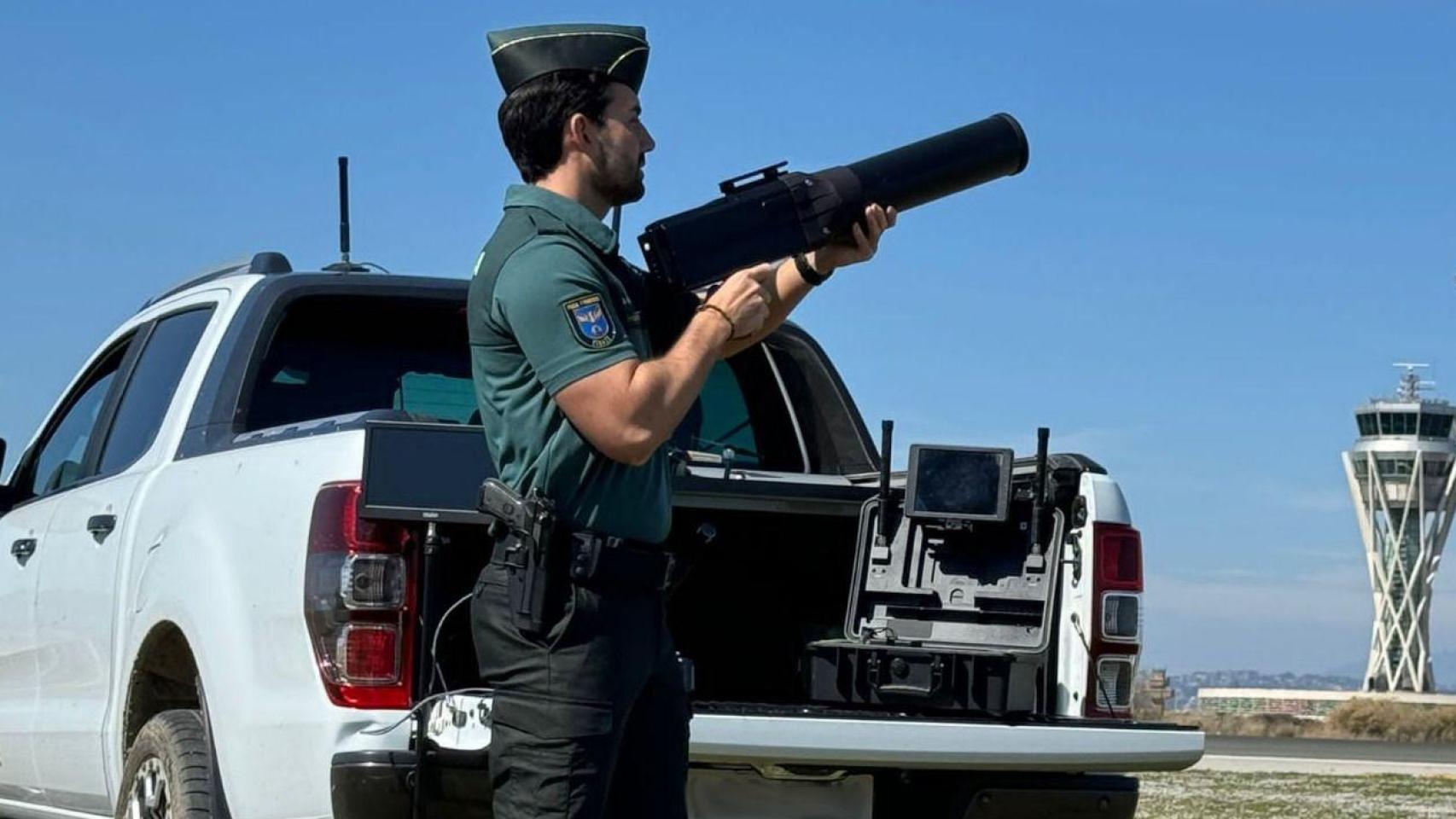 Un agente de la Guardia Civil supervisa el uso de drones en las instancias del aeropuerto de Barcelona