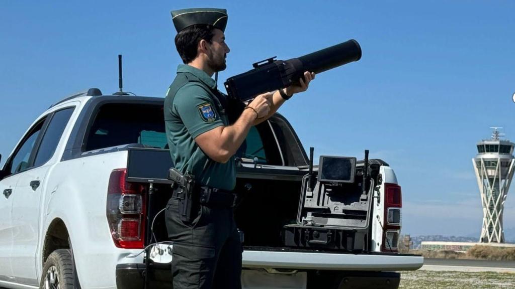 Un agente de la Guardia Civil supervisa el uso de drones en las instancias del aeropuerto de Barcelona