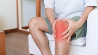 Inflamación de la rodilla y dolor persistente, síntomas de una artrosis