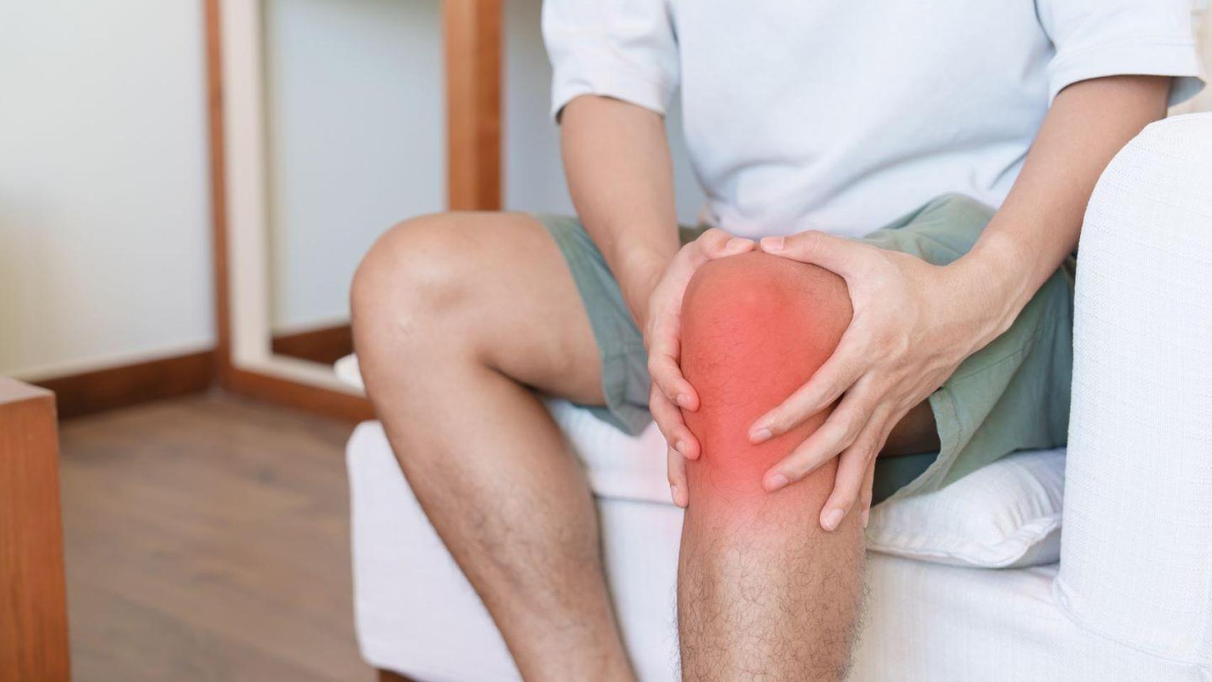 Inflamación de la rodilla y dolor persistente, síntomas de una artrosis