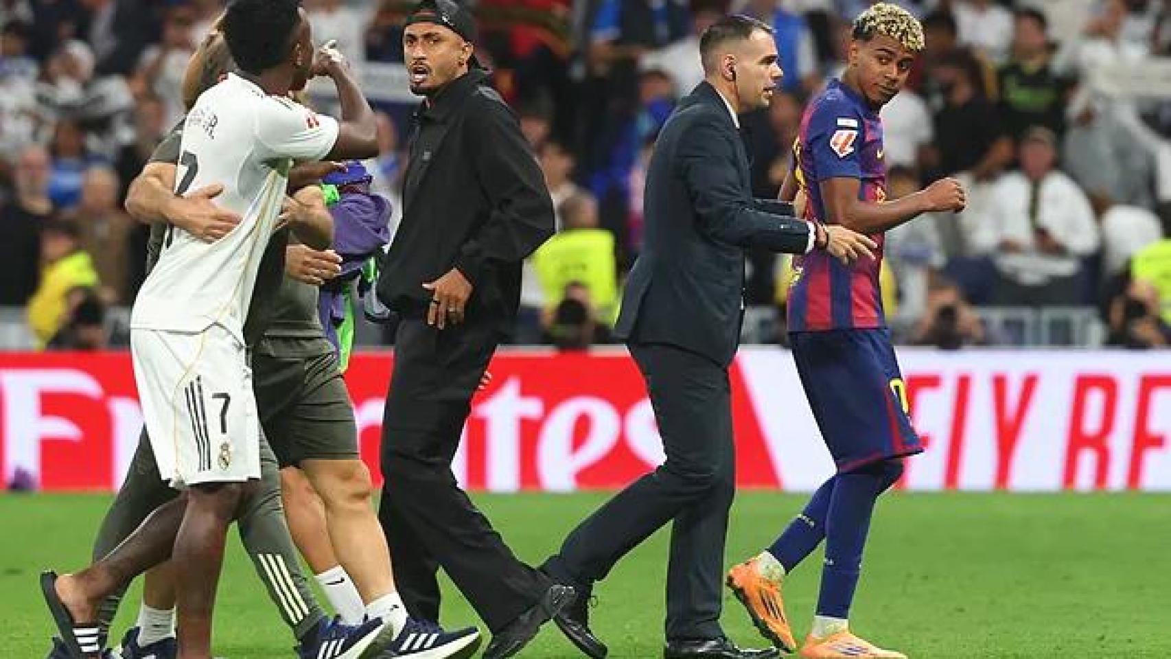 Raphinha sale en defensa de Lamine Yamal en la trifulca con Vinicius Jr