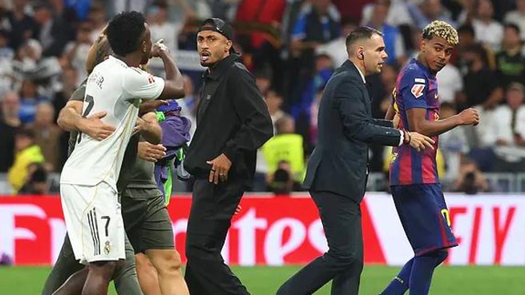 Raphinha sale en defensa de Lamine Yamal en la trifulca con Vinicius Jr