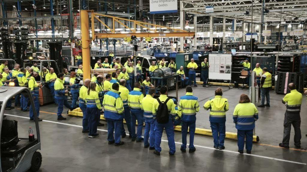 Trabajadores del sector del metal en su centro de trabajo