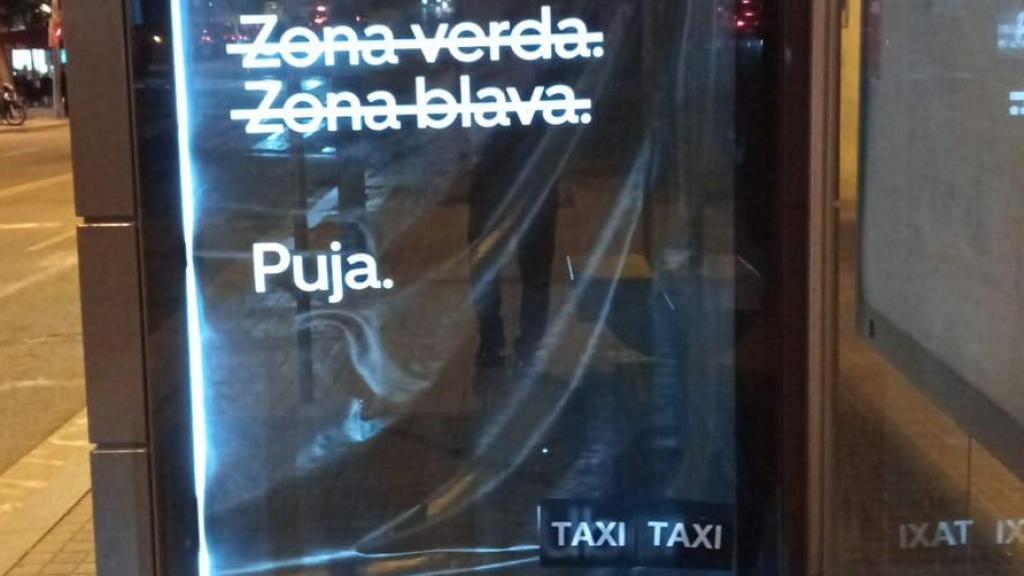 Marquesina amb publicitat d'Uber vandalitzada