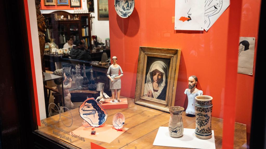 Escaparate de Antiguitats Olga de Sandoval, comercio participante en ‘Aparadors Artístics’