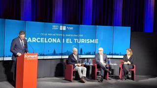 El presidente del Gremi d'Hotels, Jordi Clos, y el teniente de alcalde de Economía, Jordi Valls, durante el debate 'Barcelona y el turismo' en Foment de Treball