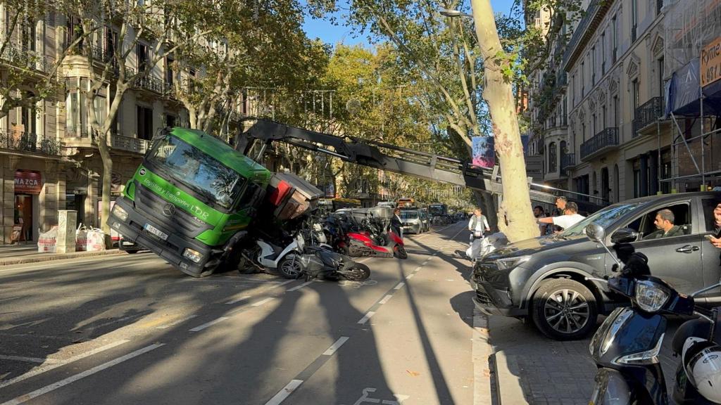 Vuelca un camión en la ronda de Sant Pere de Barcelona