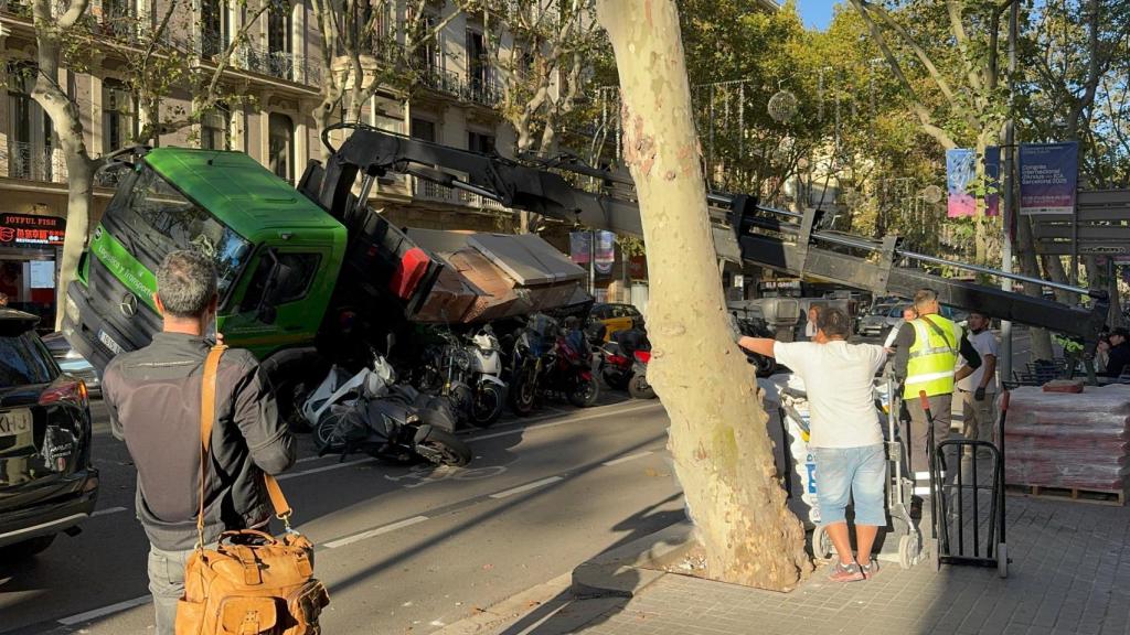 El camión volcado en Barcelona