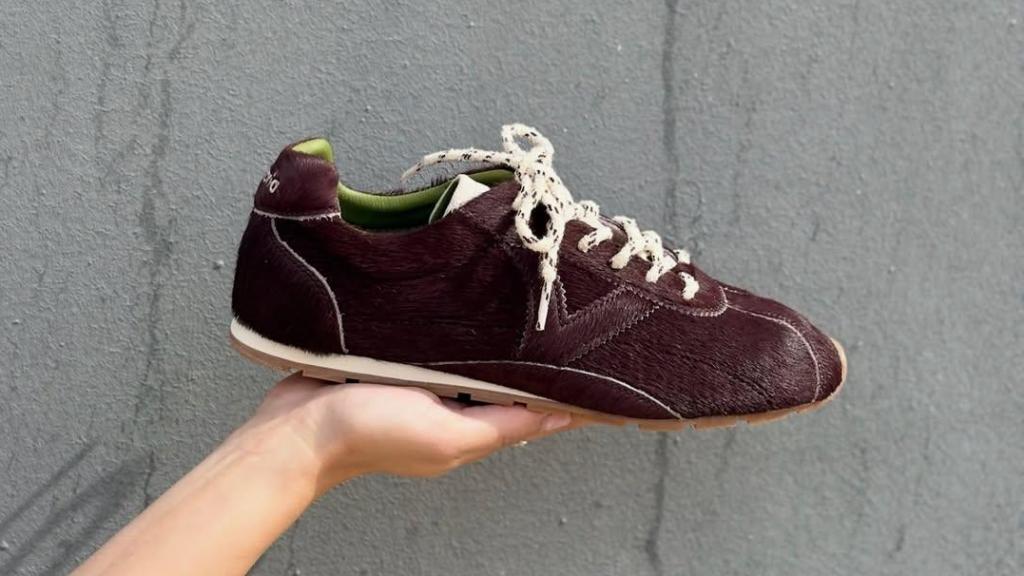 Una zapatilla de la marca Victoria