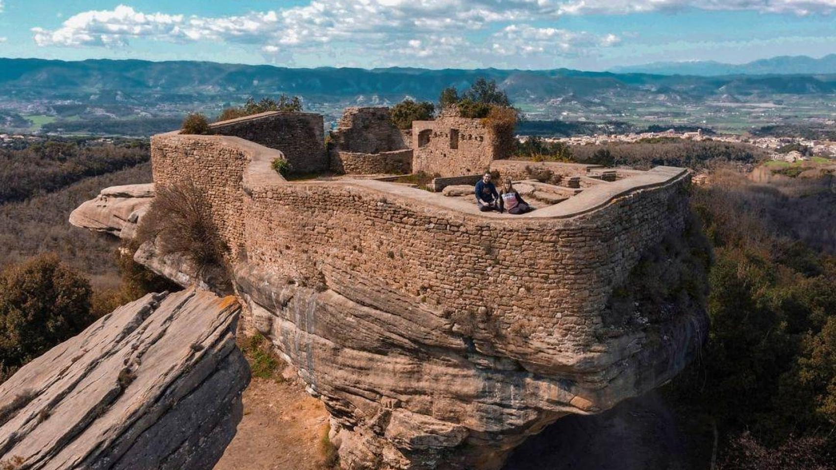 El milenario castillo medieval suspendido sobre una roca, el Castell de Taradell