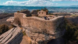 El milenario castillo medieval suspendido sobre una roca, el Castell de Taradell