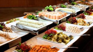 El buffet libre de cocina internacional de Tarragona: cocina asiática con wok con un menú diario por menos de 17 euros