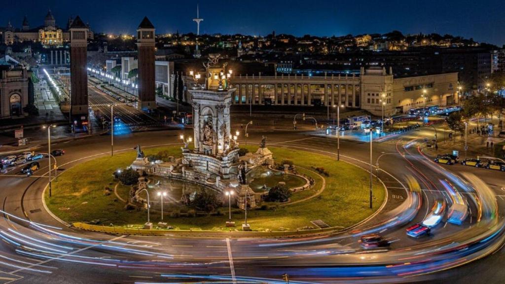 La plaza España de Barcelona durante la noche