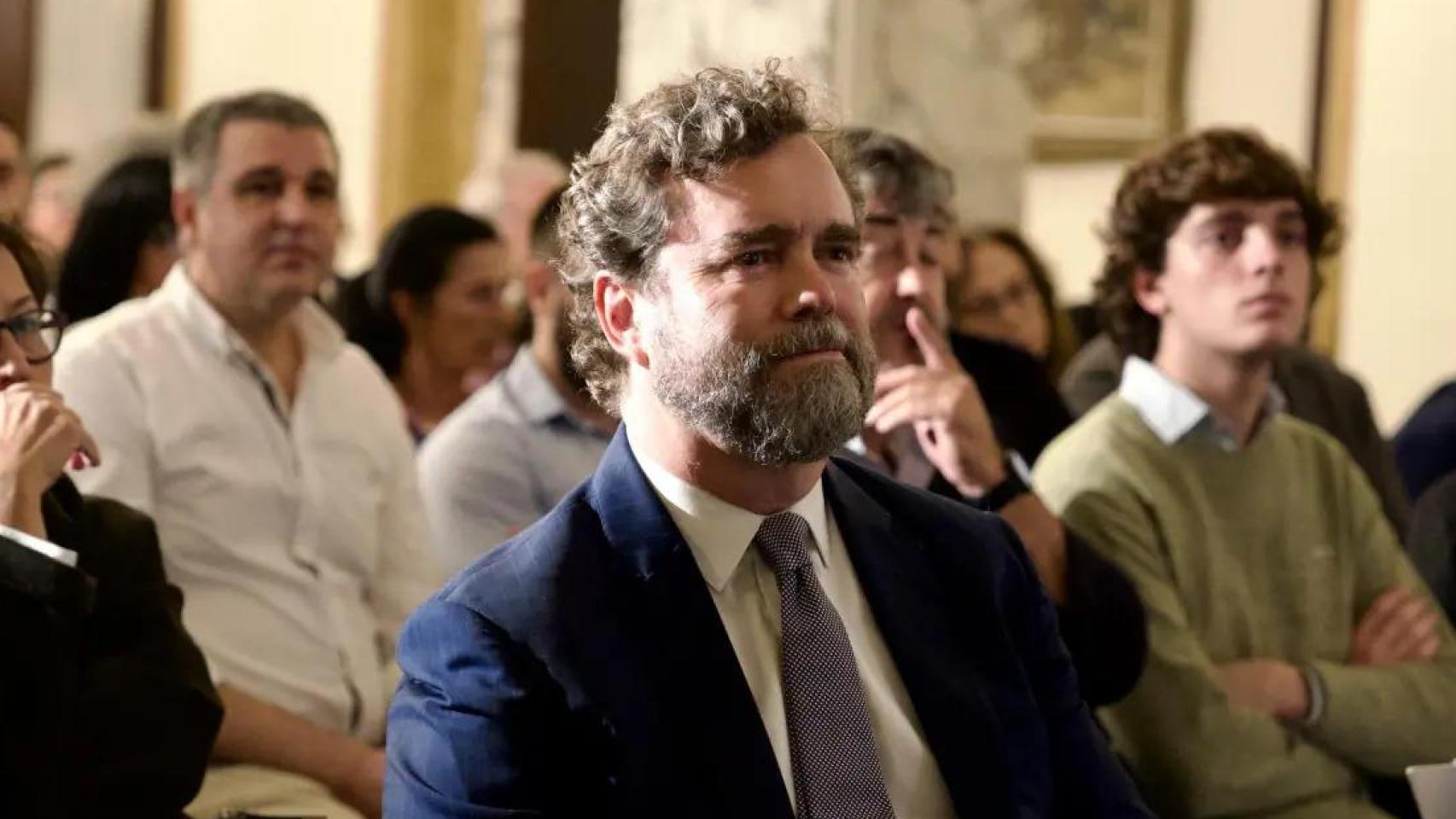 Roger Pallerols, detrás de Iván Espinosa de los Monteros, en el acto de Atenea en Barcelona