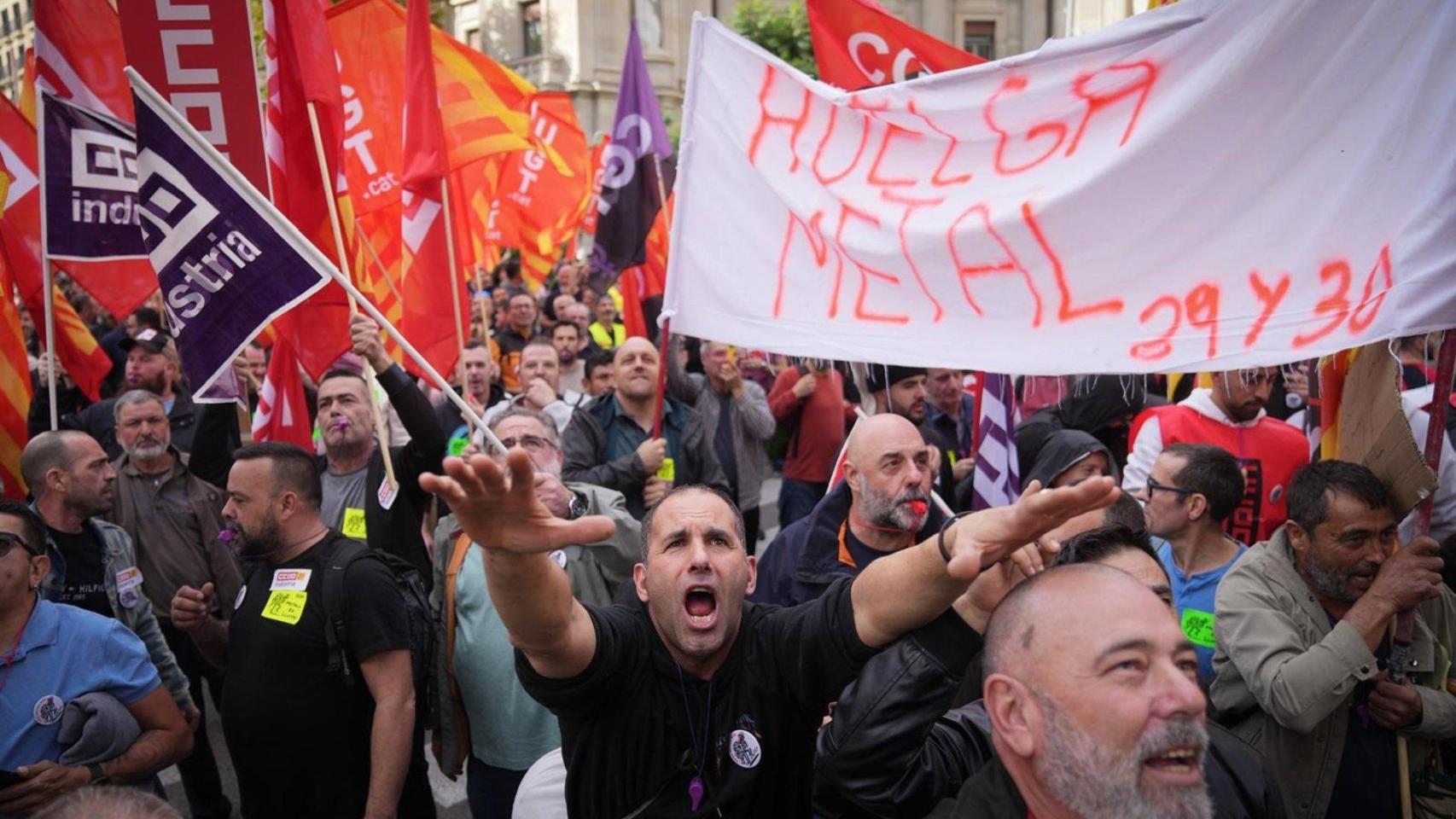 Un millar de trabajadores del metal protesta ante Foment en Barcelona por un nuevo convenio