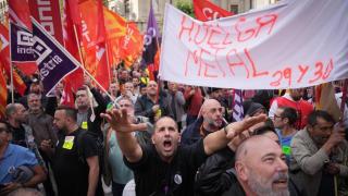 Un millar de trabajadores del metal protesta ante Foment en Barcelona por un nuevo convenio