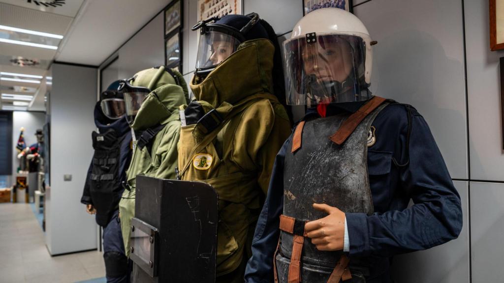 Evolució dels vestits protectors amb els quals ha treballat la unitat TEDAX de mossos al llarg dels anys