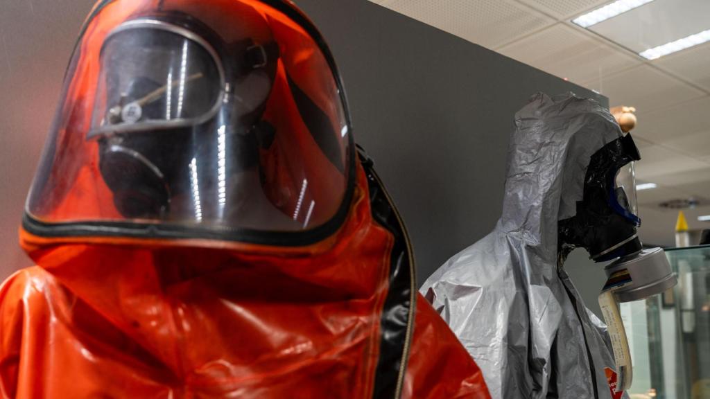 Evolució dels vestits protectors amb els quals ha treballat la unitat TEDAX de mossos al llarg dels anys