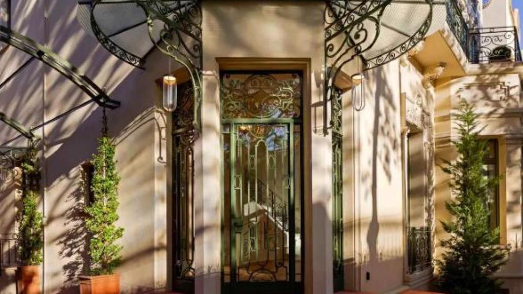 Zona exterior de la torre que está a la venta en la calle Tibidabo de Barcelona