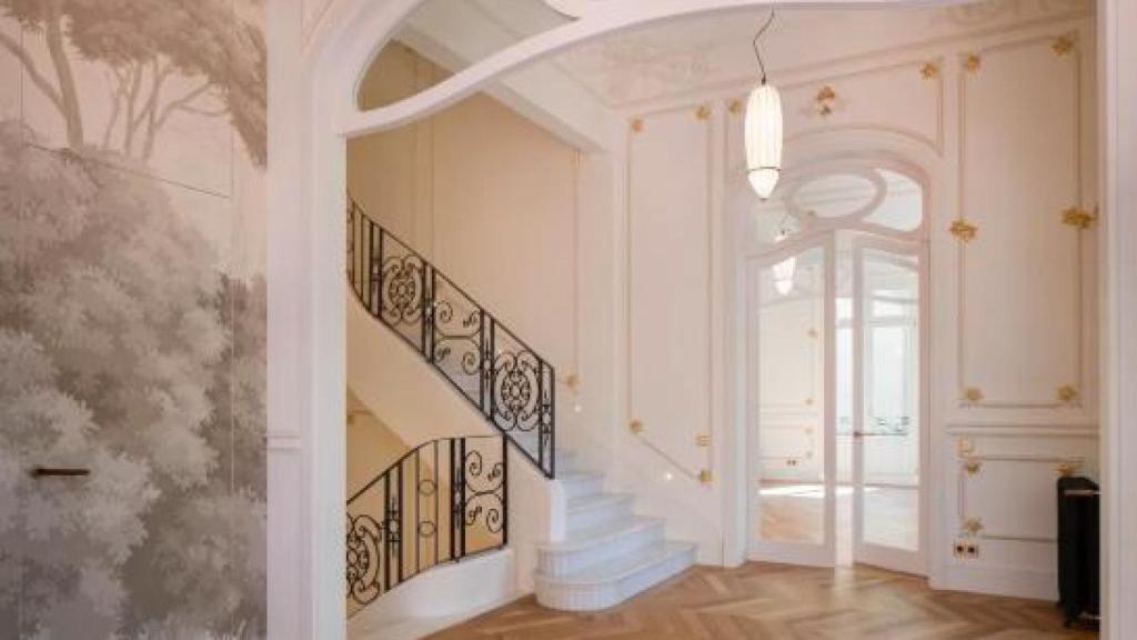 Una de las estancias interiores de la torre en venta en la avenida Tibidabo de Barcelona