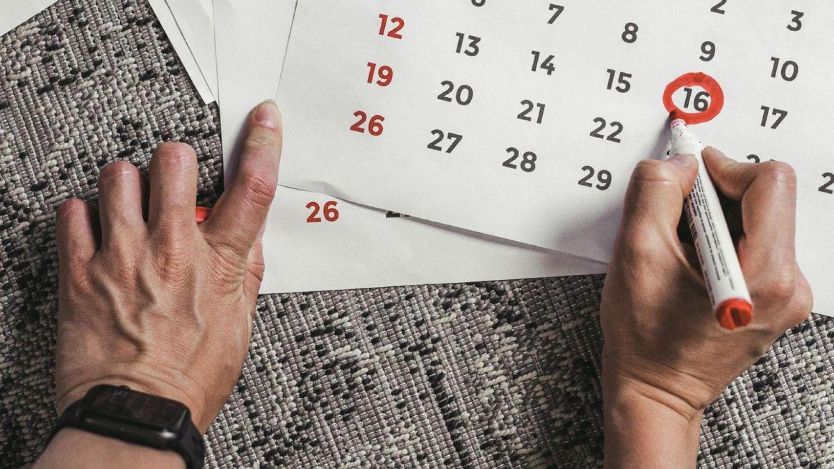 Una persona marca un festivo en el calendario