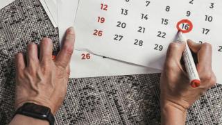 Una persona marca un festivo en el calendario