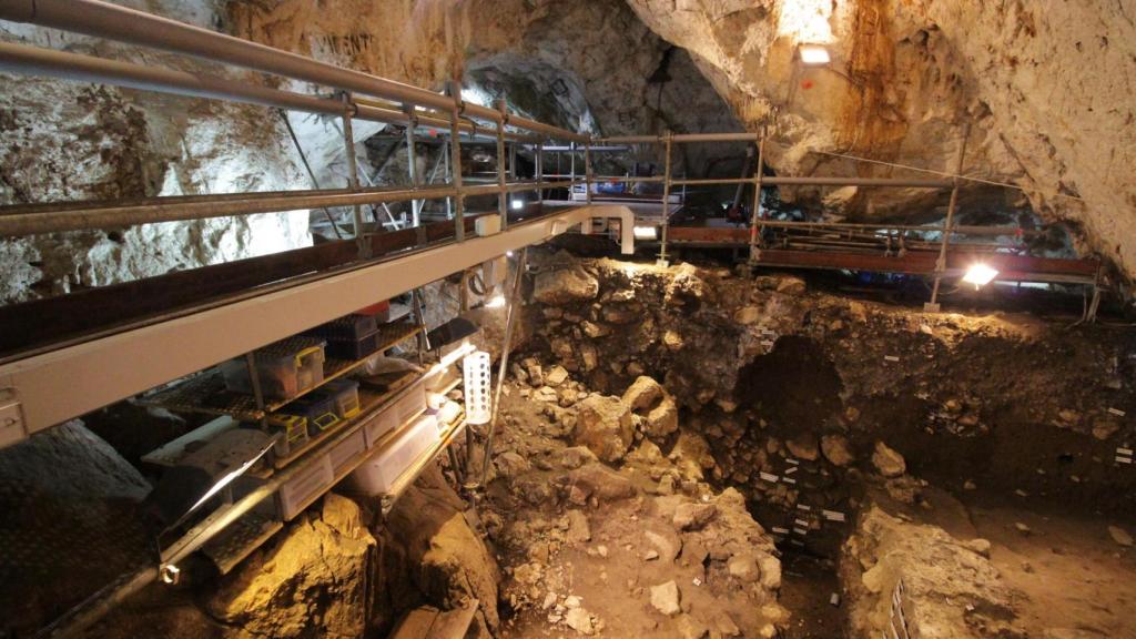 La ruta prehistórica por las montañas de Barcelona en el Parc Arqueològic de las Cuevas de Can Sadurní