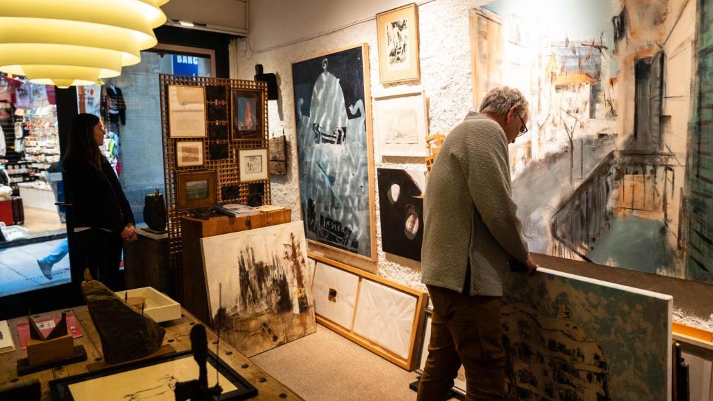 Clients a l’Oba Art Gallery, una galeria d’art del Gòtic
